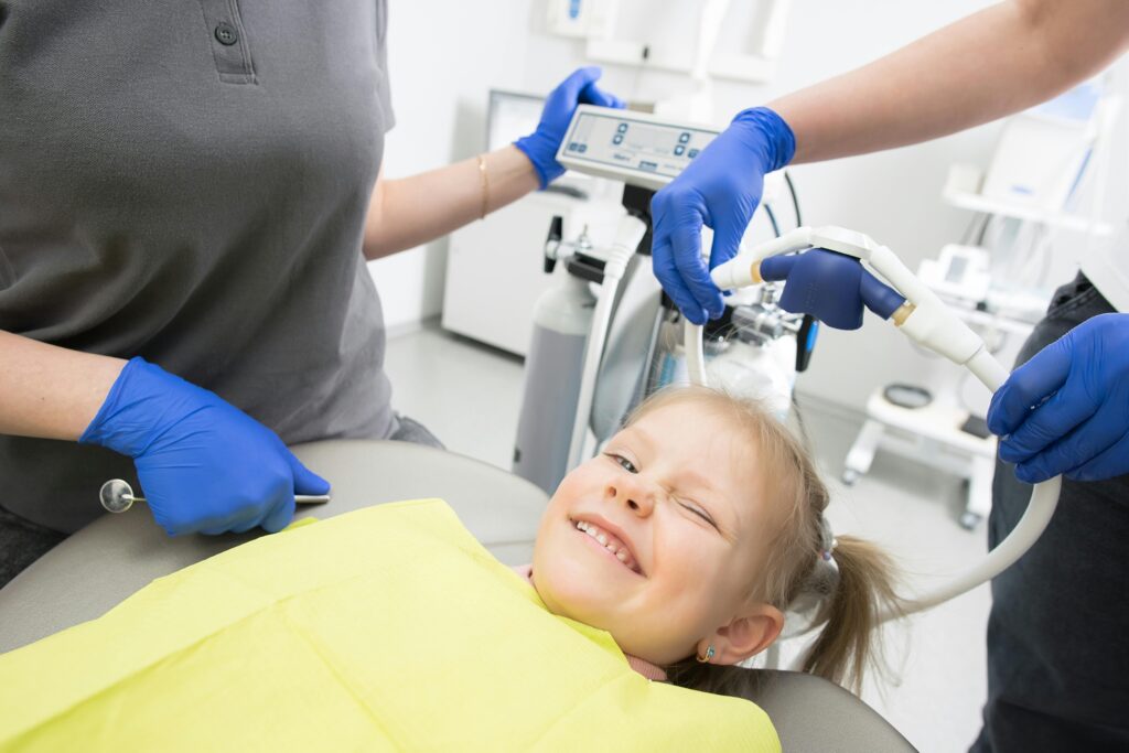 pexels-mm-dental-56682202-8260438 dantu-plombavimas