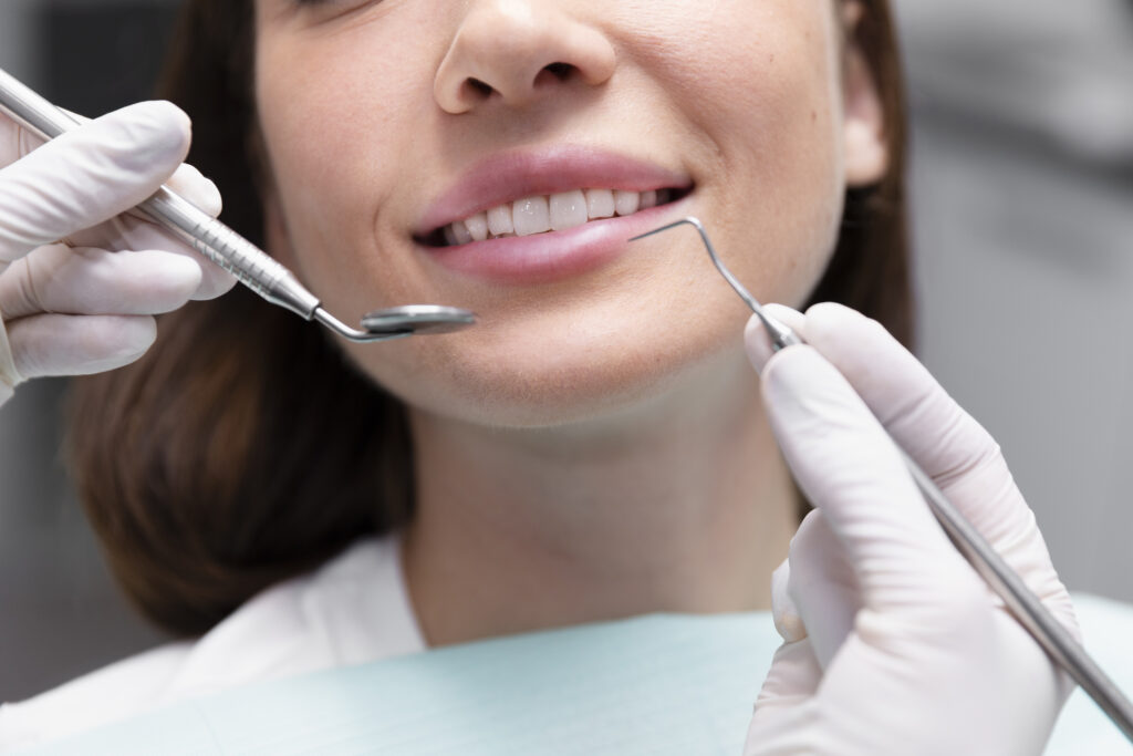 close-up-smiley-patient-appointment dantu-jautrumo-gydymas